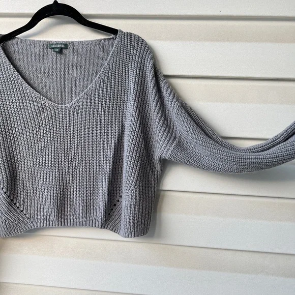 V-Neck Pullover Cropped Sweater - Picture 3 of 9